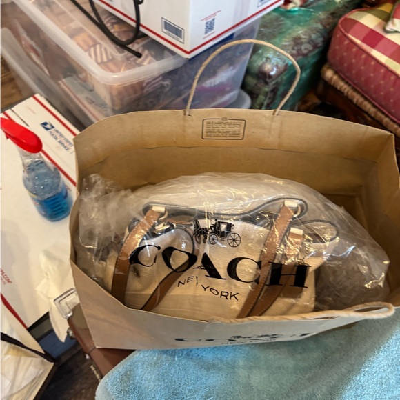 Coach Andy Tote in Chalk white pebbled leather, with tan handles - Picture 13 of 14